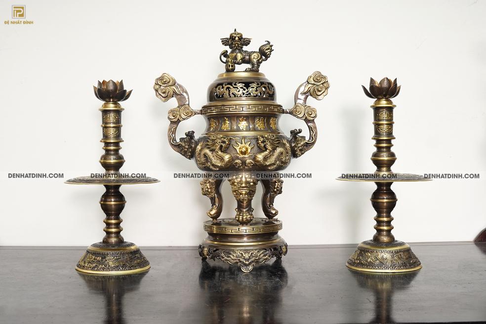 Bộ tam sự Song Long bằng đồng cattut đỉnh cao 66 - 5 chữ và đôi chân nến búp sen chạm hoa văn màu hun cổ - Ảnh 3