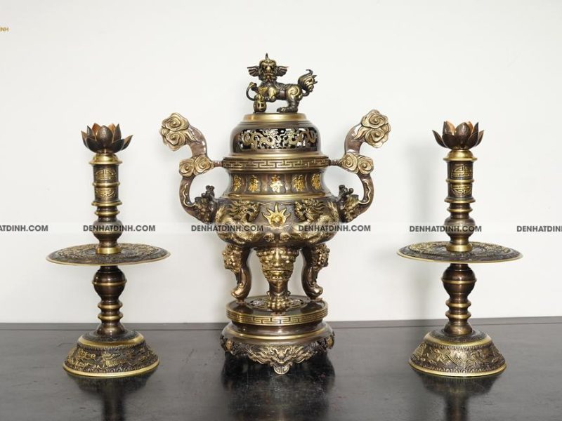 Bộ tam sự Song Long bằng đồng cattut đỉnh cao 66 - 5 chữ và đôi chân nến búp sen chạm hoa văn màu hun cổ