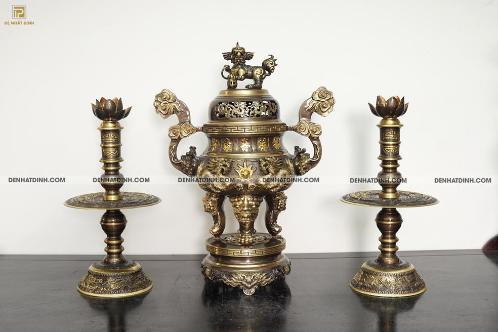 Bộ tam sự Song Long bằng đồng cattut đỉnh cao 66 - 5 chữ và đôi chân nến búp sen chạm hoa văn màu hun cổ