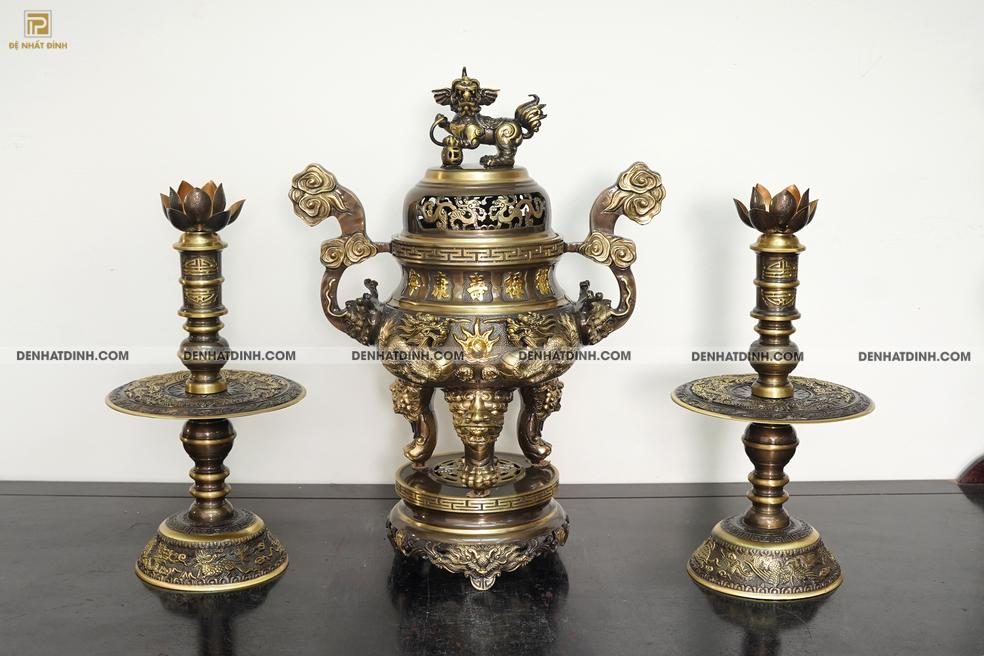 Bộ tam sự Song Long bằng đồng cattut đỉnh cao 66 - 5 chữ và đôi chân nến búp sen chạm hoa văn màu hun cổ - Ảnh 10