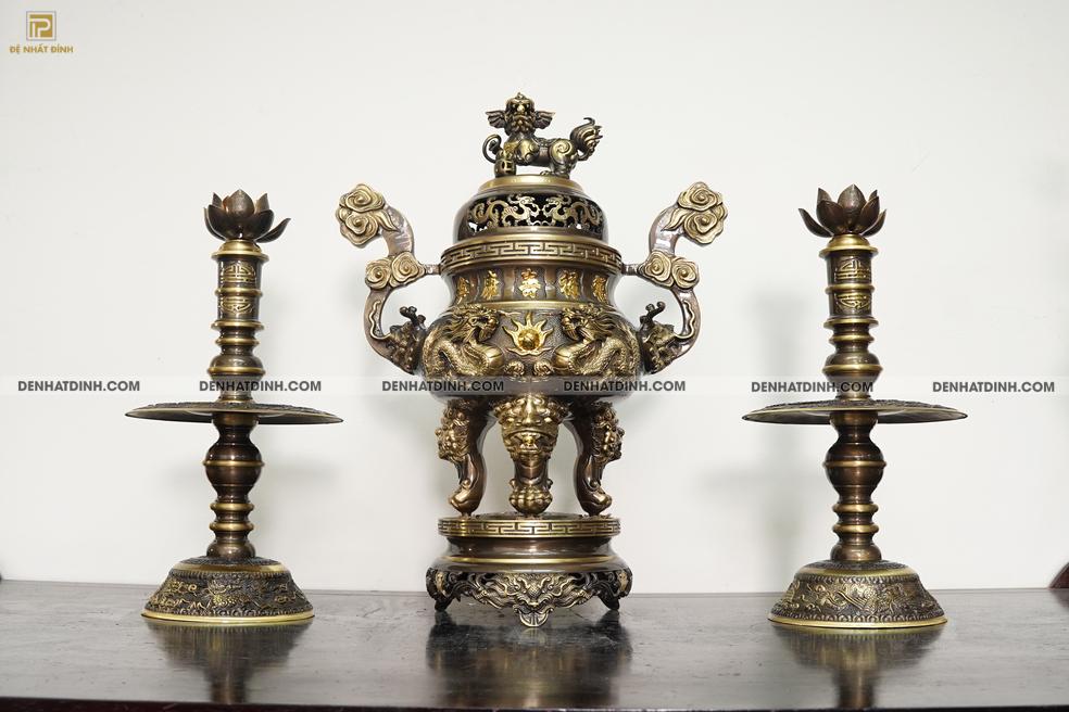 Bộ tam sự Song Long bằng đồng cattut đỉnh cao 66 - 5 chữ và đôi chân nến búp sen chạm hoa văn màu hun cổ - Ảnh 9