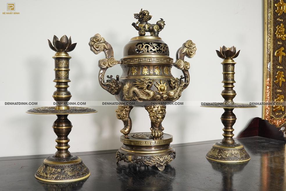 Bộ tam sự Song Long bằng đồng cattut đỉnh cao 66 - 5 chữ và đôi chân nến búp sen chạm hoa văn màu hun cổ - Ảnh 8