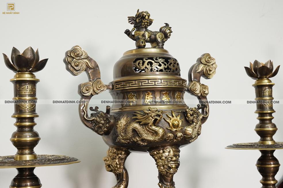 Bộ tam sự Song Long bằng đồng cattut đỉnh cao 66 - 5 chữ và đôi chân nến búp sen chạm hoa văn màu hun cổ - Ảnh 7