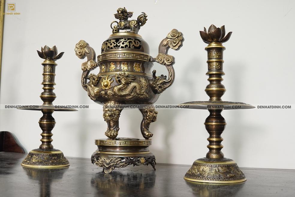 Bộ tam sự Song Long bằng đồng cattut đỉnh cao 66 - 5 chữ và đôi chân nến búp sen chạm hoa văn màu hun cổ - Ảnh 6