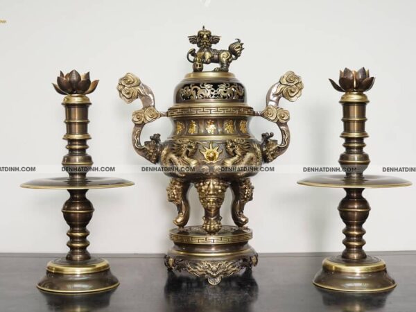 Bộ tam sự Song Long bằng đồng cattut đỉnh cao 66, 5 chữ và đôi chân nến búp sen màu hun cổ