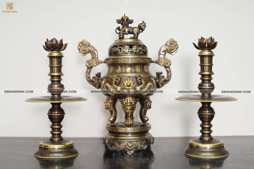 Bộ tam sự Song Long bằng đồng cattut đỉnh cao 66, 5 chữ và đôi chân nến búp sen màu hun cổ