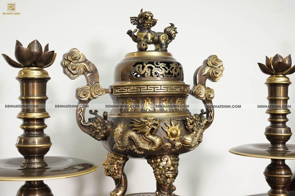 Bộ tam sự Song Long bằng đồng cattut đỉnh cao 66, 5 chữ và đôi chân nến búp sen màu hun cổ - Ảnh 5