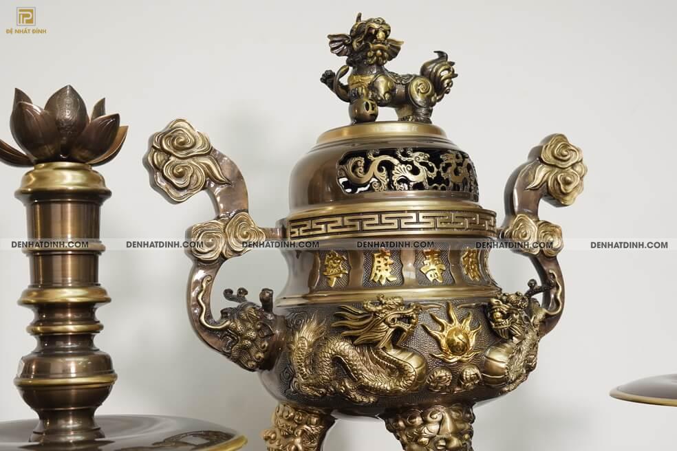 Bộ tam sự Song Long bằng đồng cattut đỉnh cao 66, 5 chữ và đôi chân nến búp sen màu hun cổ - Ảnh 3