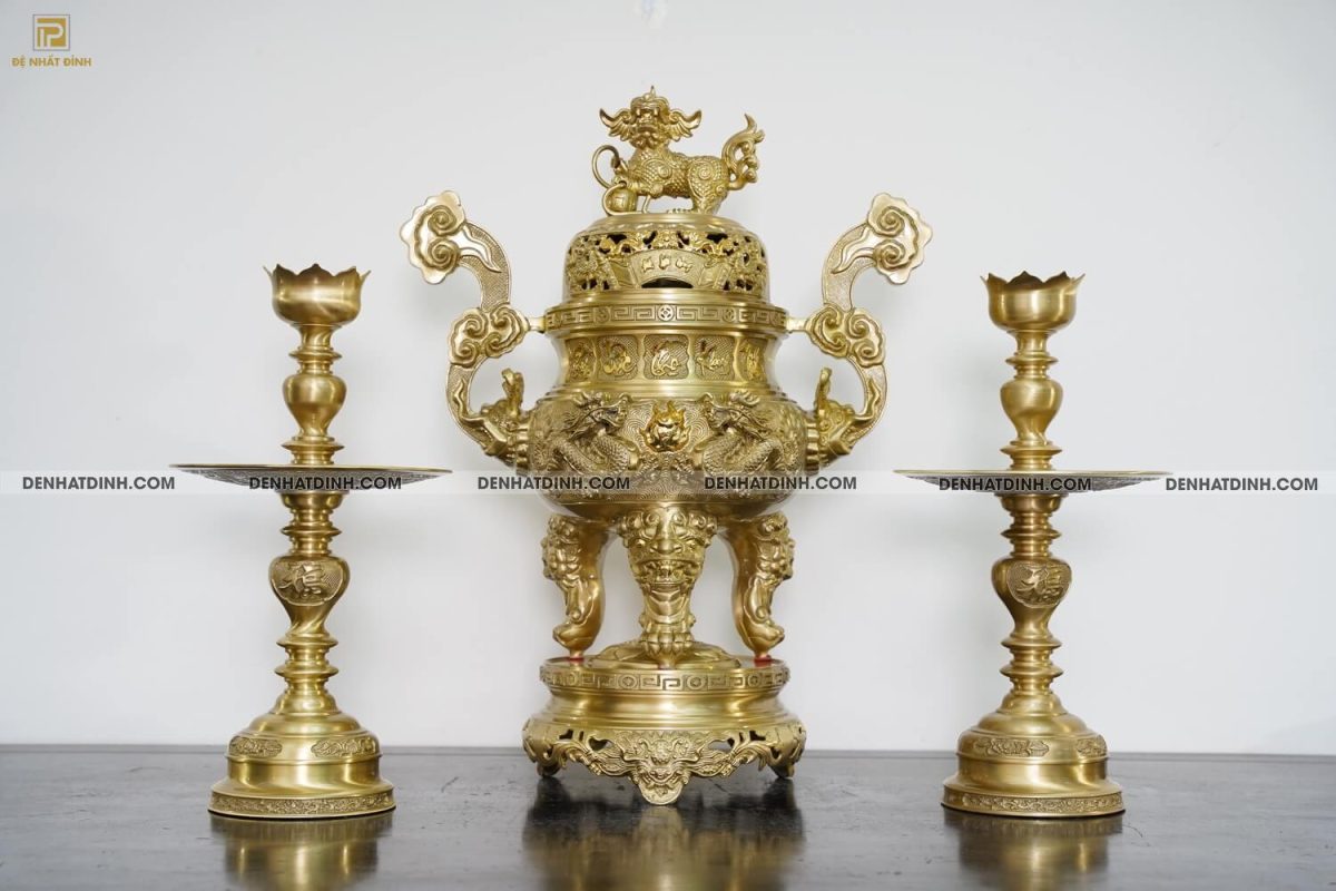 Bộ đỉnh đồng Tam sự đỉnh nắp cuốn thư cao 66cm (5 chữ Việt), nến hoa văn 2 mặt đúc liền cao 47cm màu vàng mộc