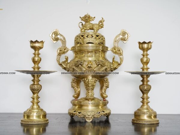 Bộ đỉnh đồng Tam sự đỉnh nắp cuốn thư cao 66cm (5 chữ Việt), nến hoa văn 2 mặt đúc liền cao 47cm màu vàng mộc