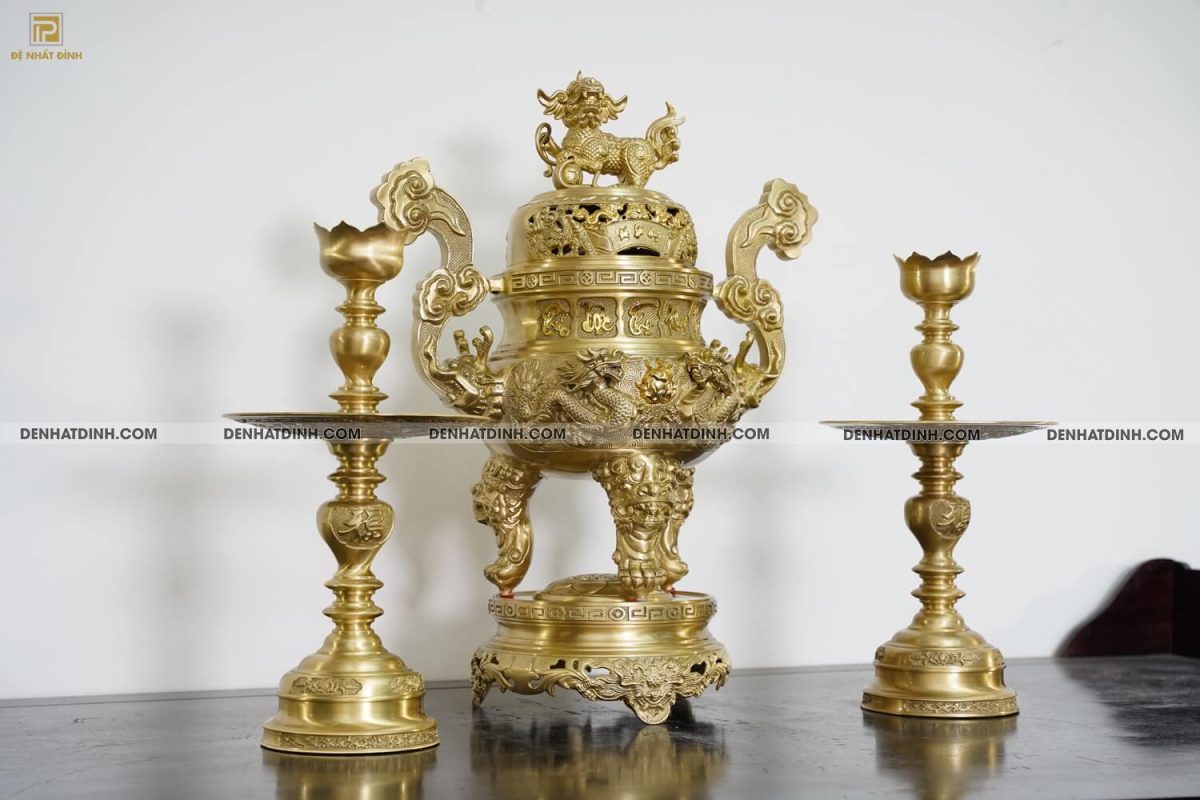 Bộ đỉnh đồng Tam sự đỉnh nắp cuốn thư cao 66cm (5 chữ Việt), nến hoa văn 2 mặt đúc liền cao 47cm màu vàng mộc - Ảnh 2