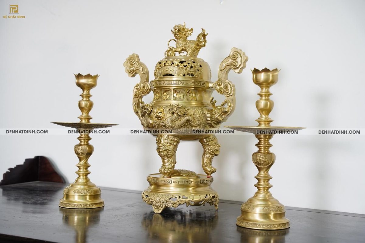 Bộ đỉnh đồng Tam sự đỉnh nắp cuốn thư cao 66cm (5 chữ Việt), nến hoa văn 2 mặt đúc liền cao 47cm màu vàng mộc - Ảnh 4