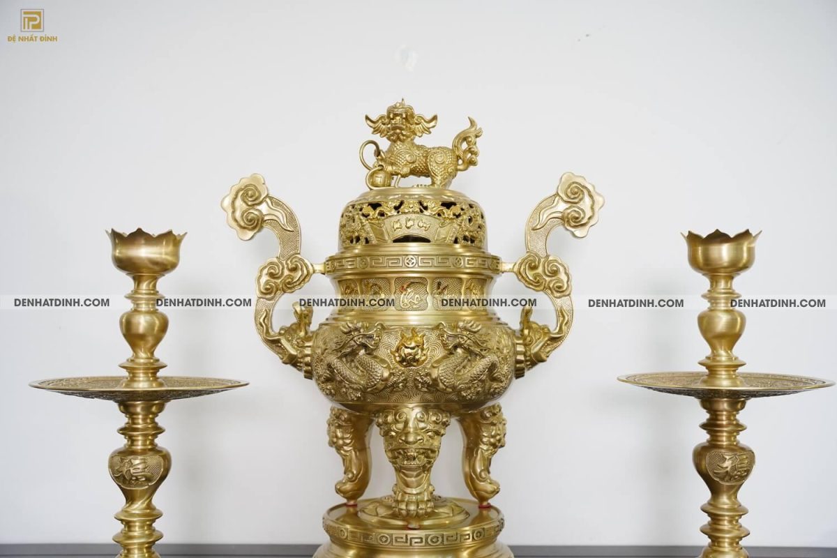 Bộ đỉnh đồng Tam sự đỉnh nắp cuốn thư cao 66cm (5 chữ Việt), nến hoa văn 2 mặt đúc liền cao 47cm màu vàng mộc - Ảnh 3