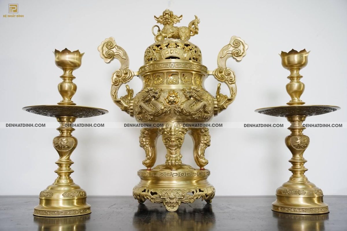 Bộ đỉnh đồng Tam sự đỉnh nắp cuốn thư cao 66cm (5 chữ Việt), nến hoa văn 2 mặt đúc liền cao 47cm màu vàng mộc - Ảnh 5