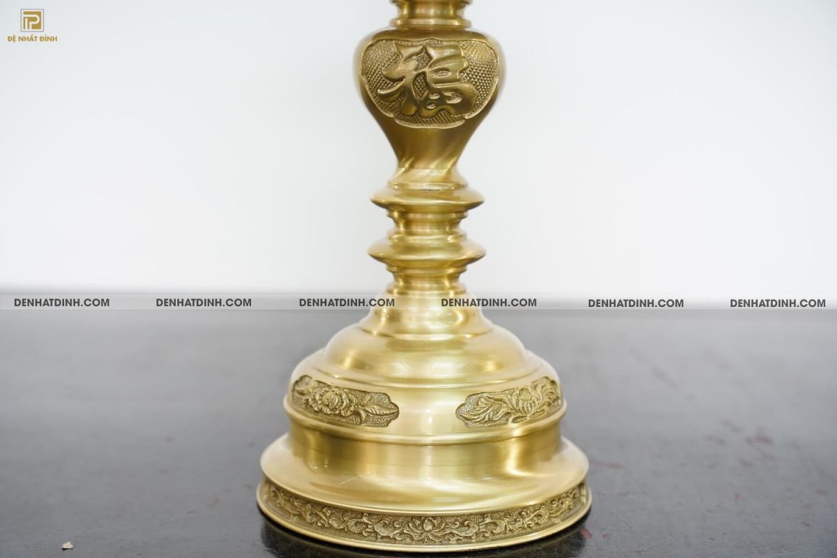 Bộ đỉnh đồng Tam sự đỉnh nắp cuốn thư cao 66cm (5 chữ Việt), nến hoa văn 2 mặt đúc liền cao 47cm màu vàng mộc - Ảnh 15