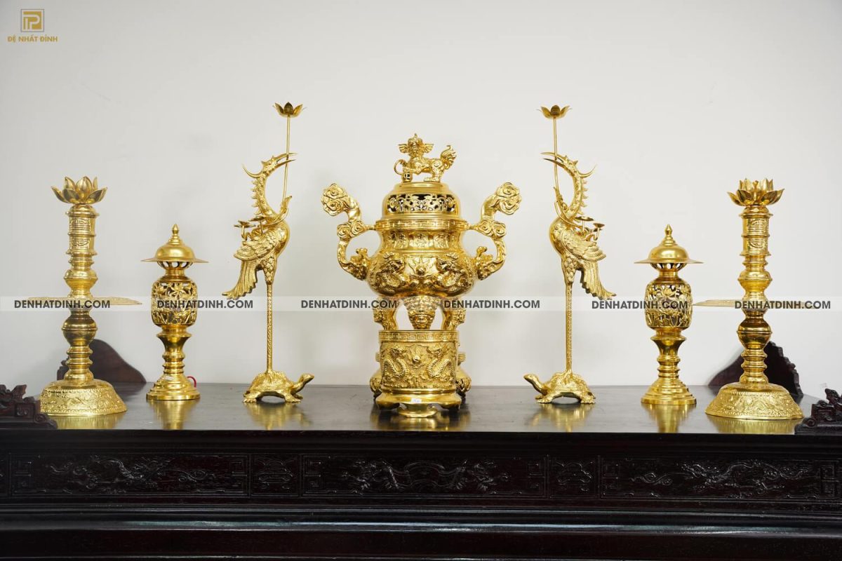 Bộ đỉnh đồng ngũ sự song long 65 (5 chữ Hán ) kèm đôi đèn điện và bát hương  dát vàng toàn bộ