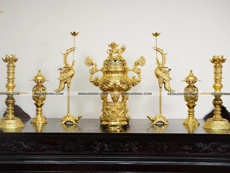 Bộ đỉnh đồng ngũ sự song long 65 (5 chữ Hán ) kèm đôi đèn điện và bát hương  dát vàng toàn bộ