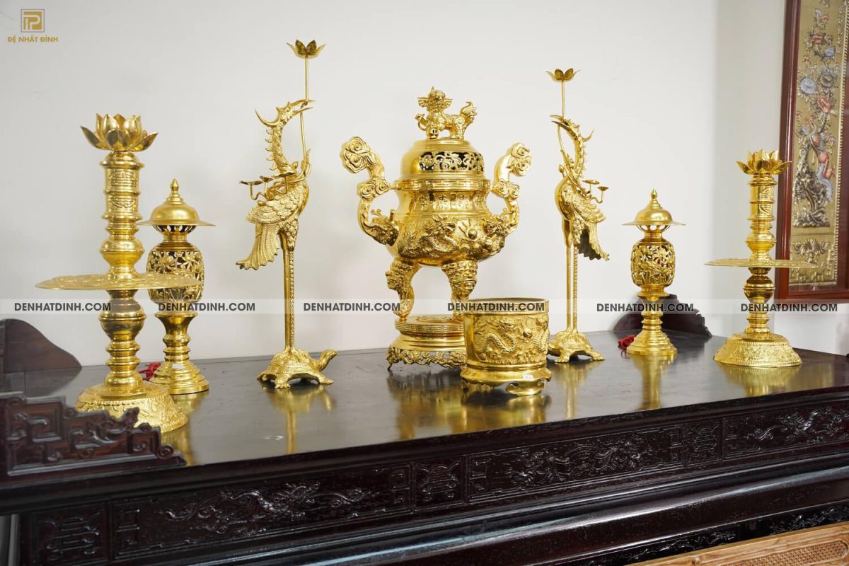 Bộ đỉnh đồng ngũ sự song long 65 (5 chữ Hán ) kèm đôi đèn điện và bát hương  dát vàng toàn bộ - Ảnh 3