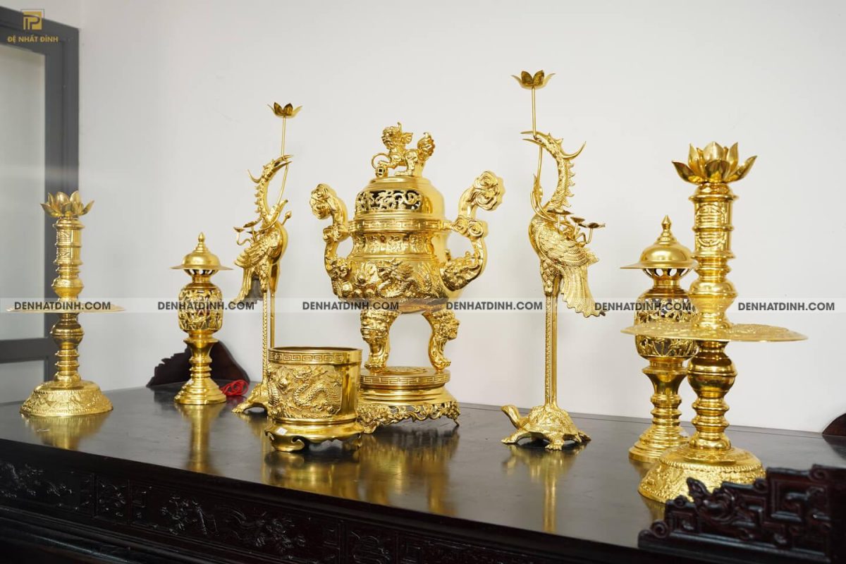 Bộ đỉnh đồng ngũ sự song long 65 (5 chữ Hán ) kèm đôi đèn điện và bát hương  dát vàng toàn bộ - Ảnh 4