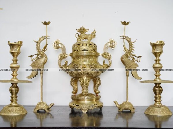 Bộ đồng ngũ sự song long 65 nắp cuốn thư chân nến chữ Phúc màu vàng mộc