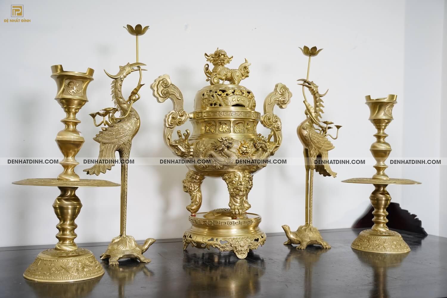 Bộ đồng ngũ sự song long 65 nắp cuốn thư chân nến chữ Phúc màu vàng mộc - Ảnh 3