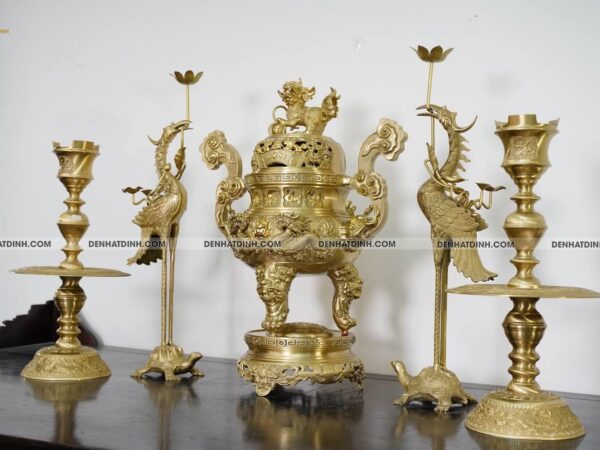 Alternative view of Bộ đồng ngũ sự song long 65 nắp cuốn thư chân nến chữ Phúc màu vàng mộc