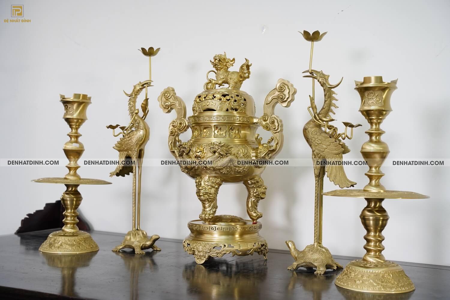 Bộ đồng ngũ sự song long 65 nắp cuốn thư chân nến chữ Phúc màu vàng mộc - Ảnh 2