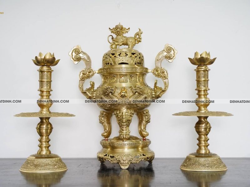 Bộ đỉnh đồng Tam sự đỉnh nắp cuốn thư cao 66cm (5 chữ Việt), nến sen hoa văn màu vàng mộc