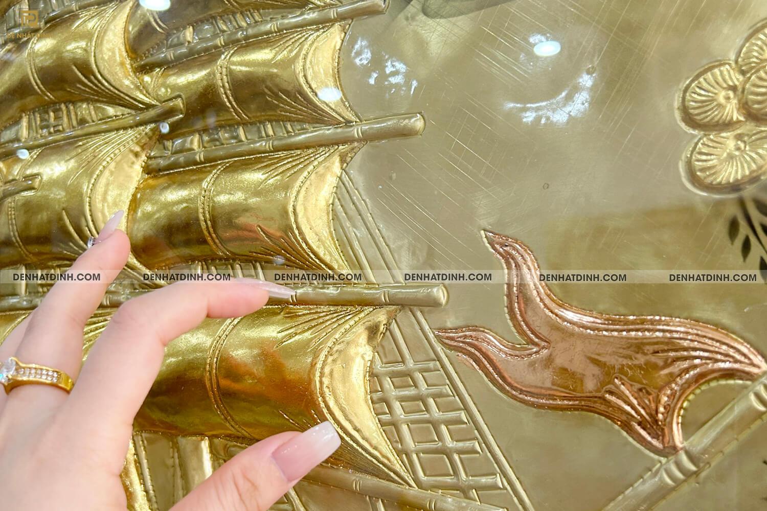 Tranh đồng thuận buồm xuôi gió khung gỗ dát vàng - Ảnh 3