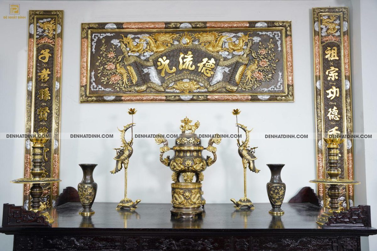 Bộ đỉnh thờ Ngũ sự Song Long 66 (5 chữ Hán)  36kg kèm đôi lọ hoa, bát hương dát vàng điểm kết hợp với bộ hoành phi câu đối khảm tam khí