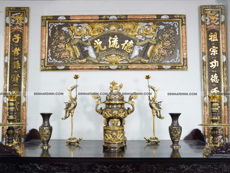 Bộ đỉnh thờ Ngũ sự Song Long 66 (5 chữ Hán)  36kg kèm đôi lọ hoa, bát hương dát vàng điểm kết hợp với bộ hoành phi câu đối khảm tam khí