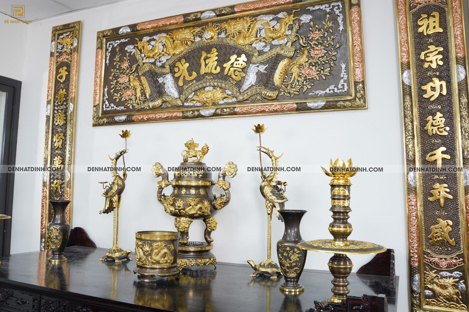 Bộ đỉnh thờ Ngũ sự Song Long 66 (5 chữ Hán) 36kg kèm đôi lọ hoa, bát hương dát vàng điểm kết hợp với bộ hoành phi câu đối khảm tam khí - Ảnh 2