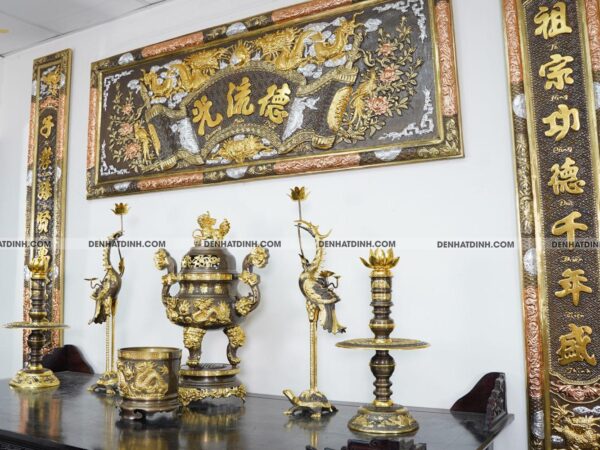 Alternative view of Bộ đỉnh thờ Ngũ sự Song Long 66 (5 chữ Hán) 36kg kèm bát hương dát vàng điểm kết hợp với bộ hoành phi câu đối khảm tam khí