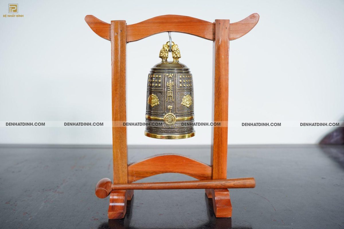 Chuông đồng treo 17 dát vàng điểm