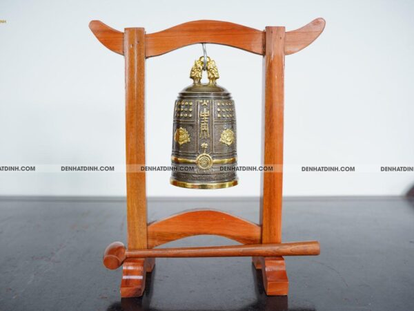 Chuông đồng treo 17 dát vàng điểm