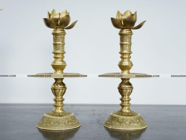 Chân nến hoa văn đồng màu mộc