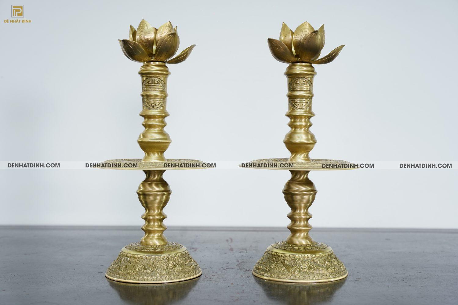 Chân nến hoa văn đồng màu mộc