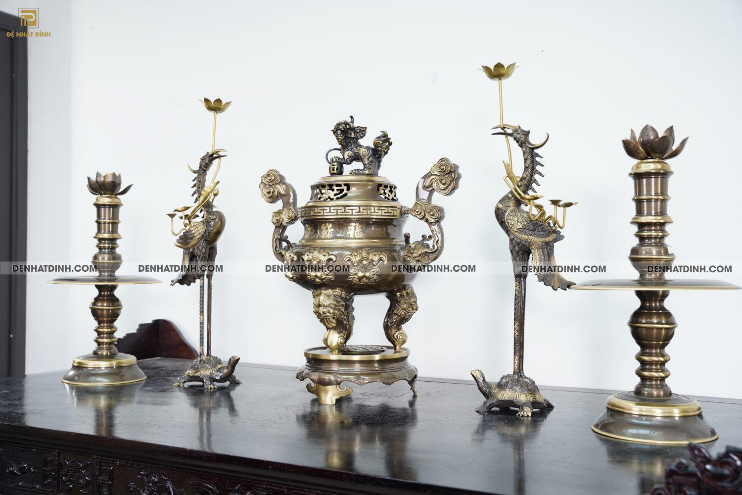 Bộ đỉnh đồng ngũ sự dơi đào cao 65cm nến trơn màu hun giả cổ