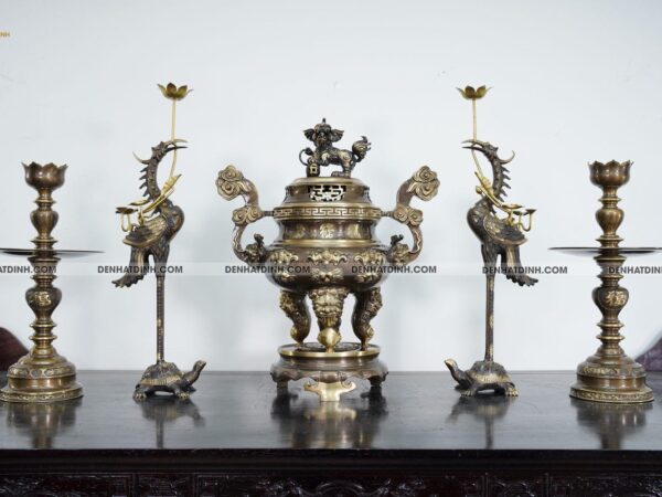 Bộ đỉnh đồng ngũ sự dơi đào cao 65cm màu hun giả cổ chân nến kỹ