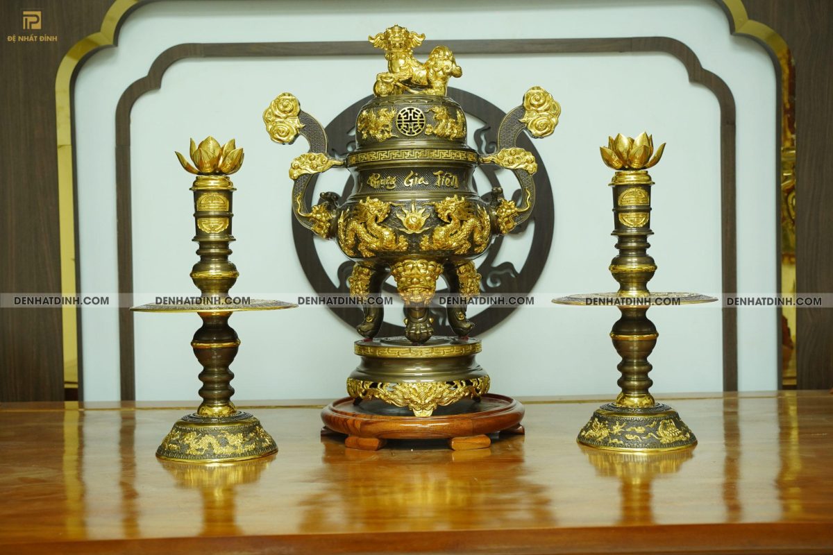 Bộ đỉnh đồng tam sự nến cao 66cm chạm khắc chữ Phụng nến Gia Tiên dát vàng điểm chân nến  hoa văn hoa văn