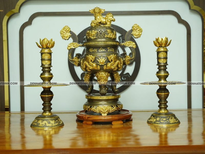 Bộ đỉnh đồng tam sự nến cao 66cm chạm khắc chữ Phụng nến Gia Tiên dát vàng điểm chân nến  hoa văn hoa văn