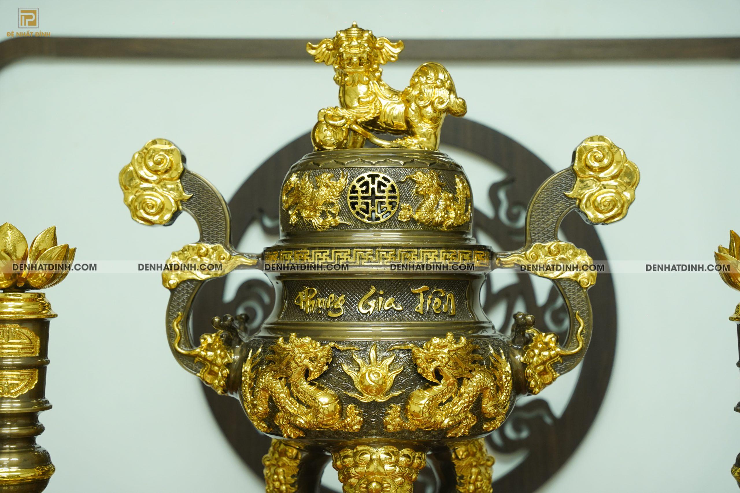 Bộ đỉnh đồng tam sự nến cao 66cm chạm khắc chữ Phụng nến Gia Tiên dát vàng điểm chân nến hoa văn hoa văn - Ảnh 6