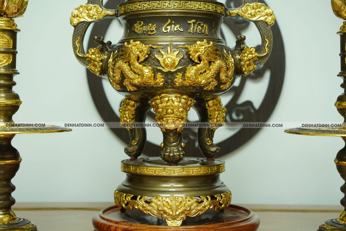 Bộ đỉnh đồng tam sự nến cao 66cm chạm khắc chữ Phụng nến Gia Tiên dát vàng điểm chân nến  hoa văn hoa văn - Ảnh 2