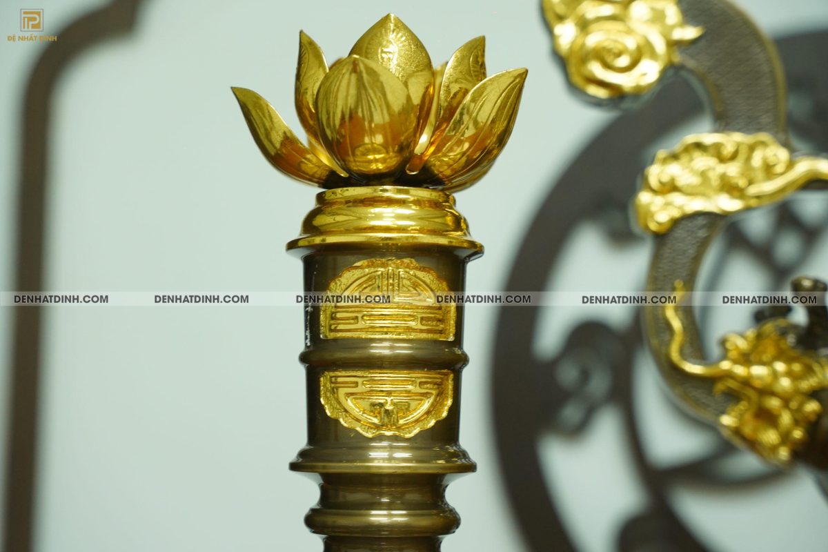 Bộ đỉnh đồng tam sự nến cao 66cm chạm khắc chữ Phụng nến Gia Tiên dát vàng điểm chân nến  hoa văn hoa văn - Ảnh 4