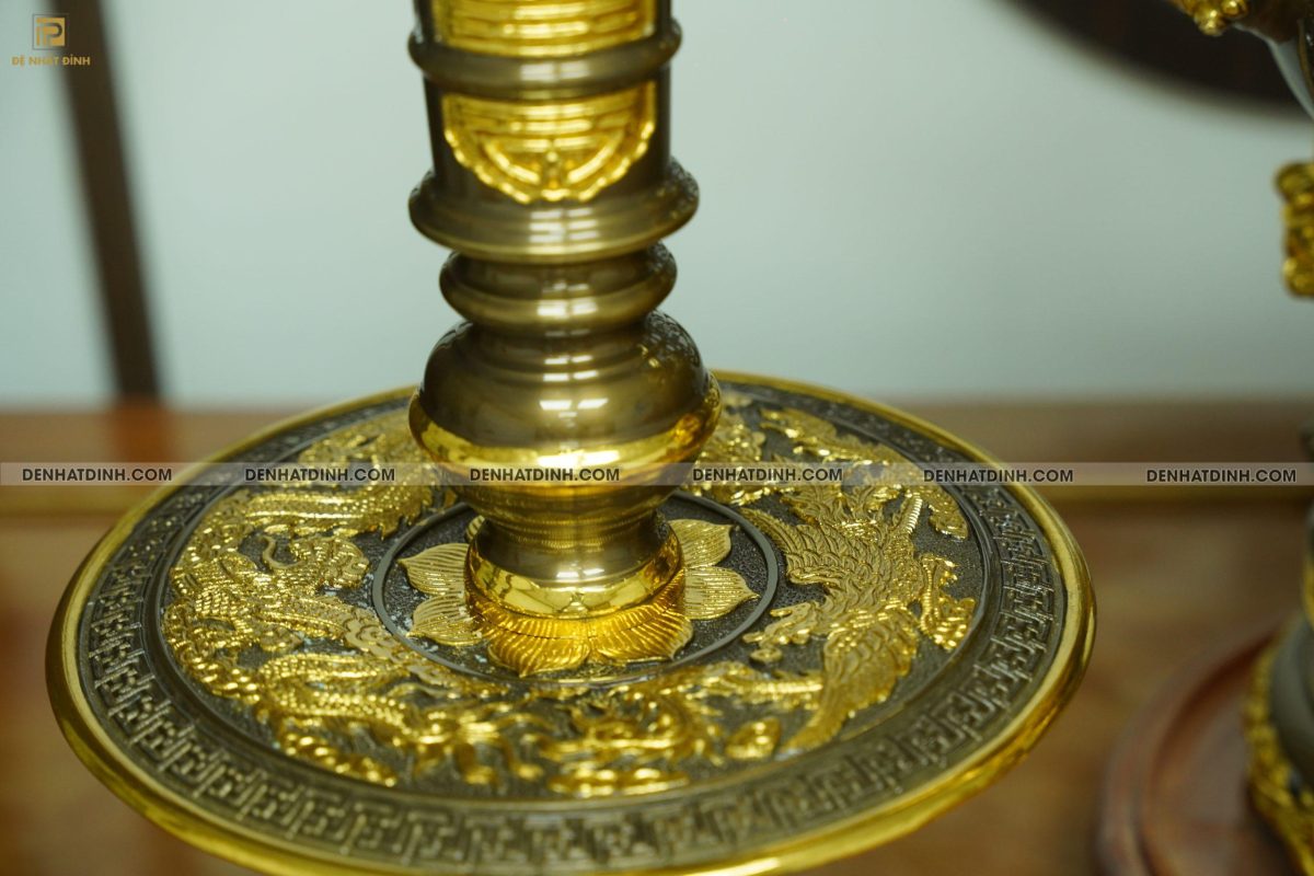 Bộ đỉnh đồng tam sự nến cao 66cm chạm khắc chữ Phụng nến Gia Tiên dát vàng điểm chân nến  hoa văn hoa văn - Ảnh 3