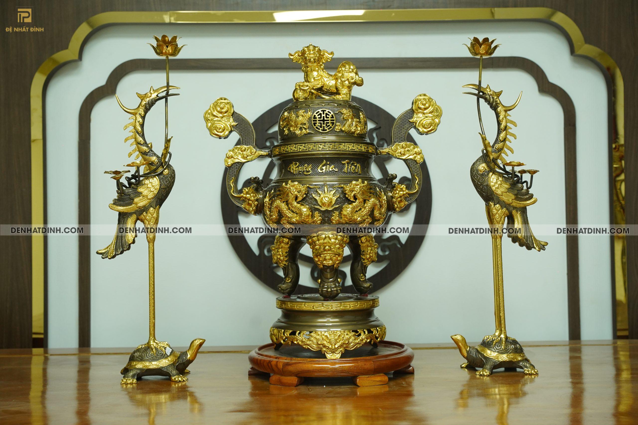 Bộ đỉnh đồng tam sự hạc Đỉnh cao 66cm nắp tứ linh chạm khắc 3 chữ Phụng Gia Tiên dát vàng điểm