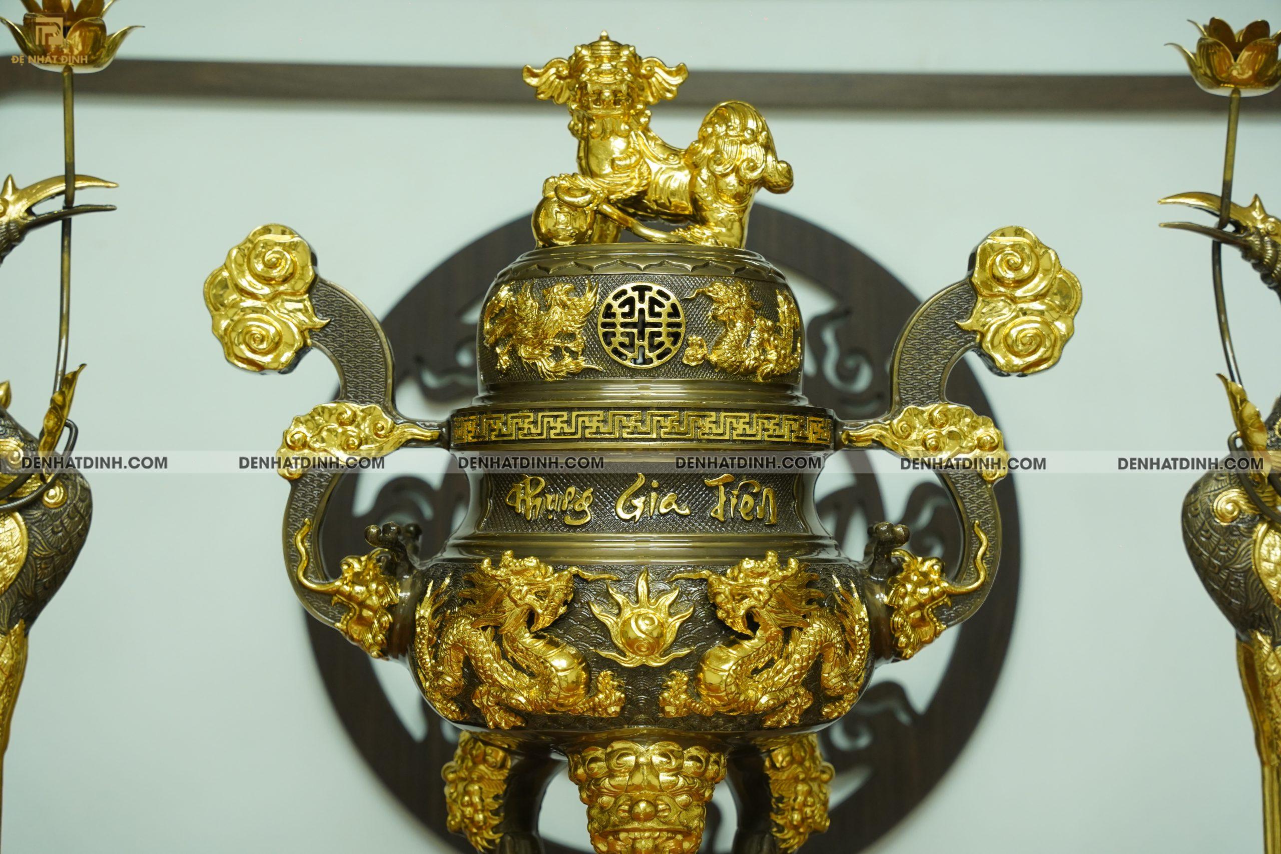 Bộ đỉnh đồng tam sự hạc Đỉnh cao 66cm nắp tứ linh chạm khắc 3 chữ Phụng Gia Tiên dát vàng điểm - Ảnh 3