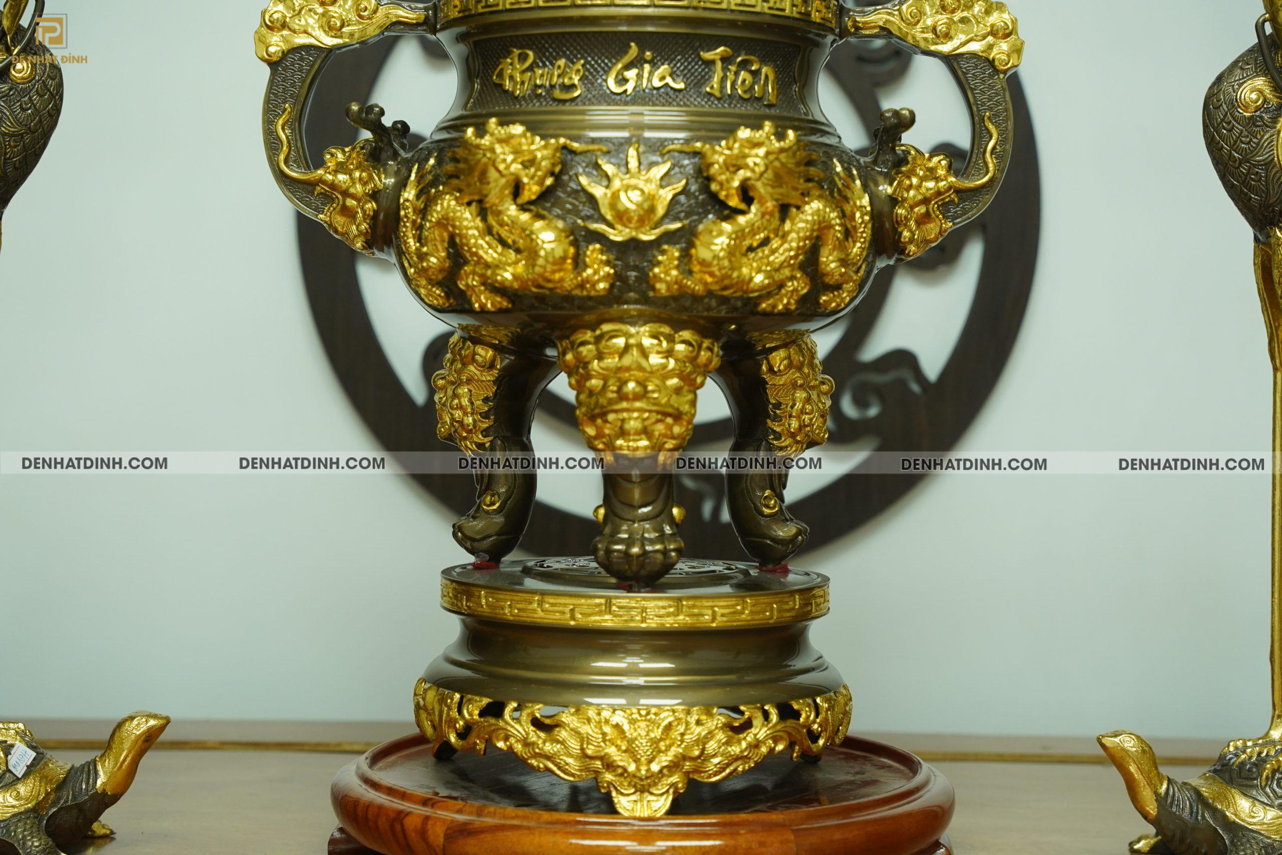 Bộ đỉnh đồng tam sự hạc Đỉnh cao 66cm nắp tứ linh chạm khắc 3 chữ Phụng Gia Tiên dát vàng điểm - Ảnh 2