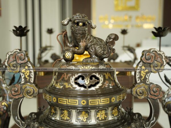 Alternative view of Bộ đỉnh đồng ngũ  sự hạc Song Long chầu nguyệt cao 70 cm bằng đồng đỏ khảm ngũ sắc