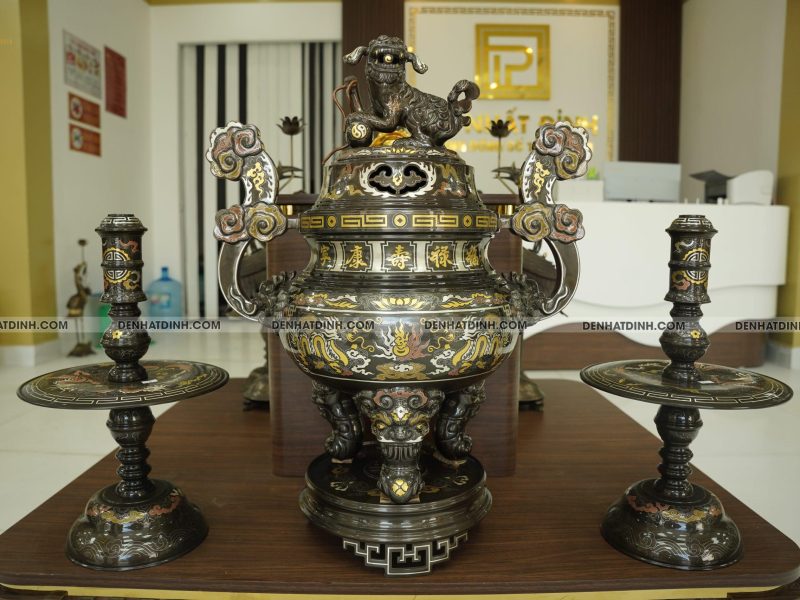 Bộ đỉnh đồng tam sự nến Song Long chầu nguyệt cao 70cm khảm ngũ sắc